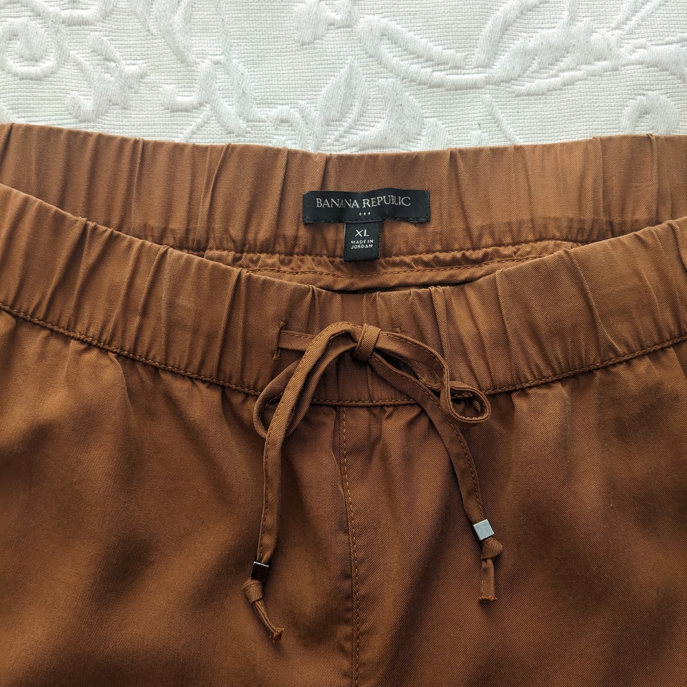 Banana Republic Women's Tan Cargo Jogger Pants - Picture 3 of 4